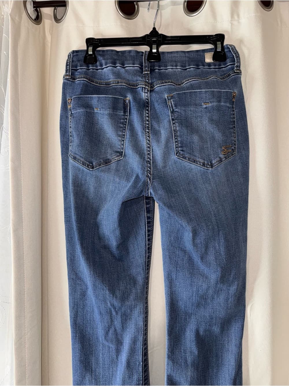 Seven7 Classic Blue Women's Jeans - Mid Wash soft stretch EUC bootcut flare - Thumbnail 2