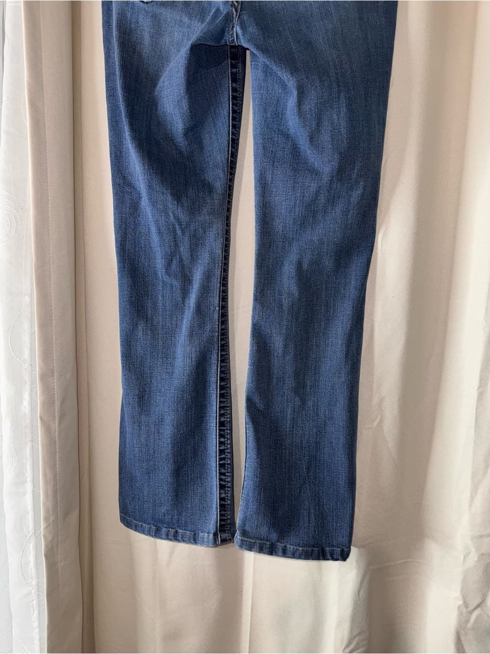 Seven7 Classic Blue Women's Jeans - Mid Wash soft stretch EUC bootcut flare - Thumbnail 3