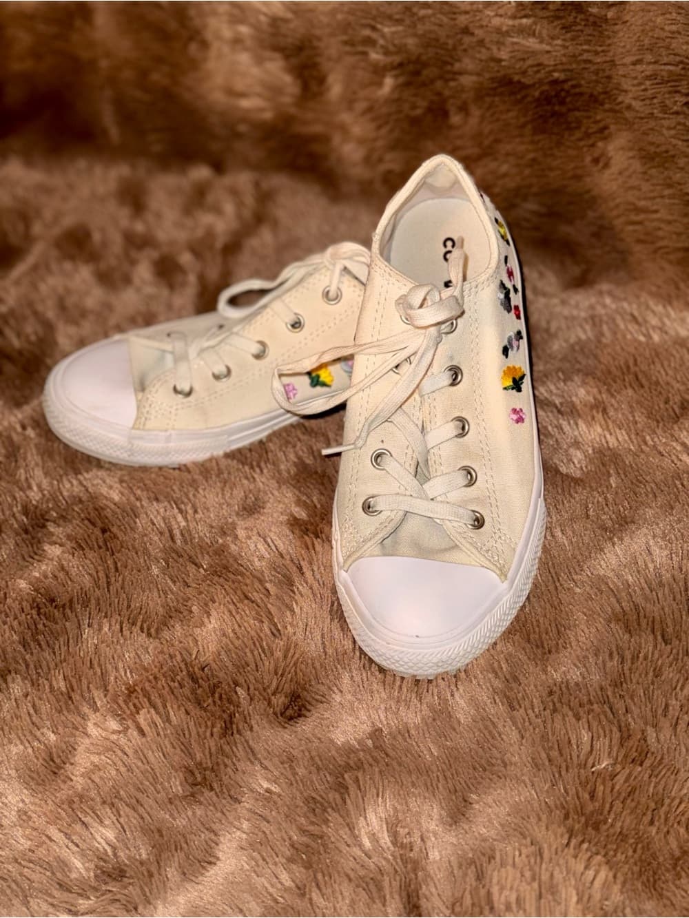 Converse Kids Cream Canvas Sneakers with Multicolor Floral Embroidery size 3 - Thumbnail 2