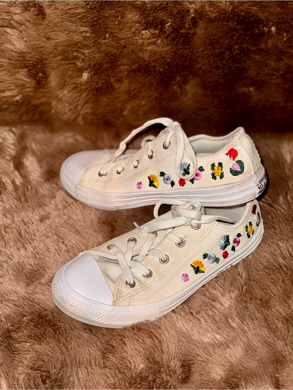 Converse Kids Cream Canvas Sneakers with Multicolor Floral Embroidery size 3