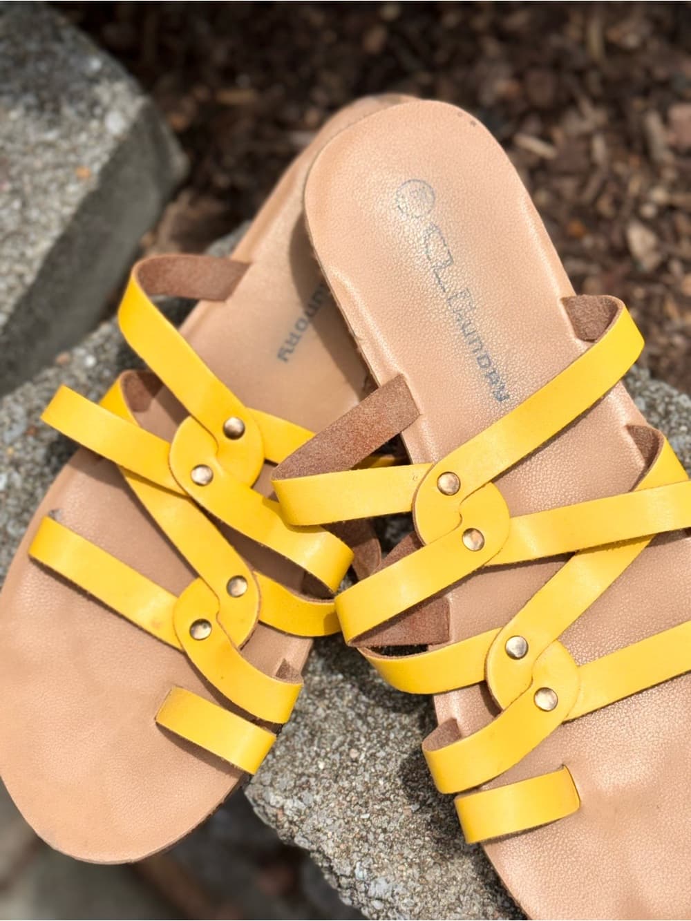 Yellow Strappy Leather Slide Sandals summer spring casual size 7.5 wide Laundry