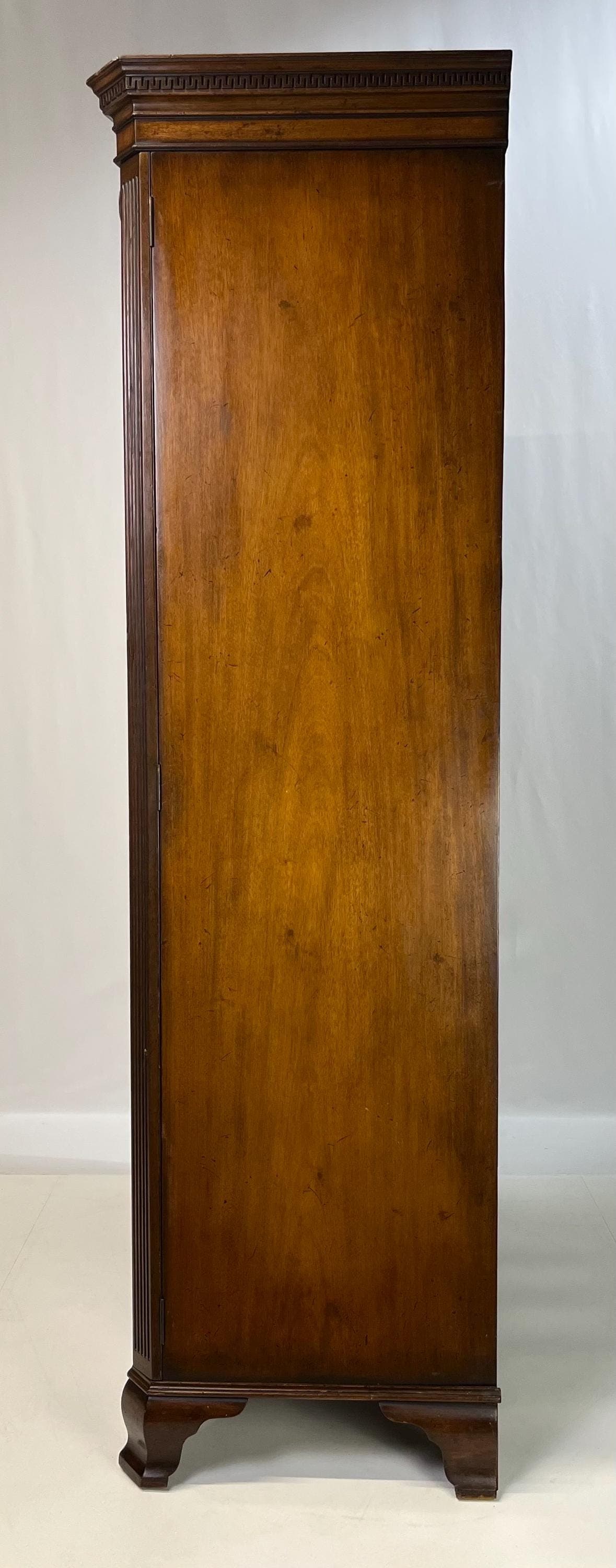 Antique George III Style Flame Mahogany Serpentine Wardrobe - Thumbnail 5