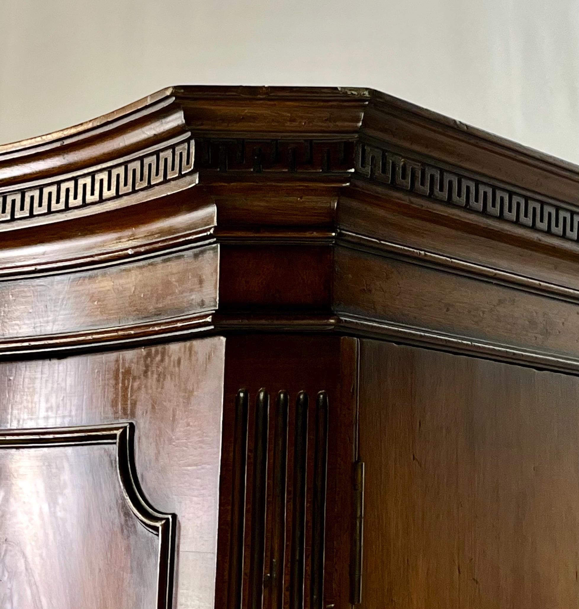 Antique George III Style Flame Mahogany Serpentine Wardrobe - Thumbnail 9