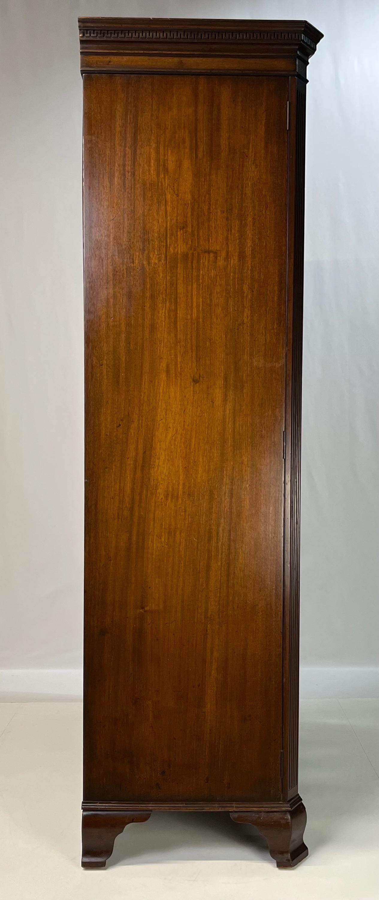 Antique George III Style Flame Mahogany Serpentine Wardrobe - Thumbnail 8