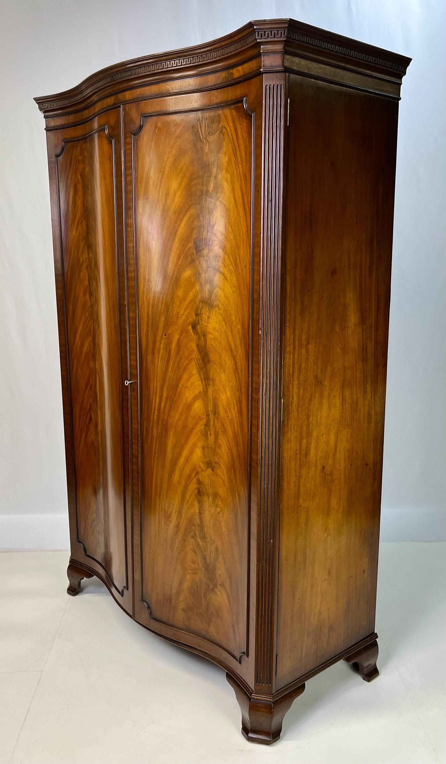 Antique George III Style Flame Mahogany Serpentine Wardrobe - Thumbnail 7