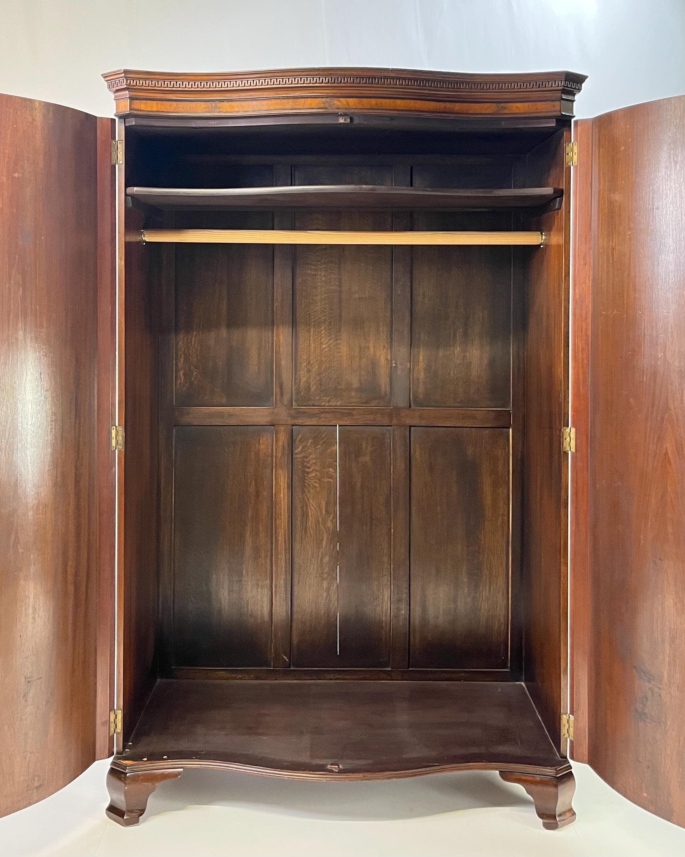 Antique George III Style Flame Mahogany Serpentine Wardrobe - Thumbnail 3