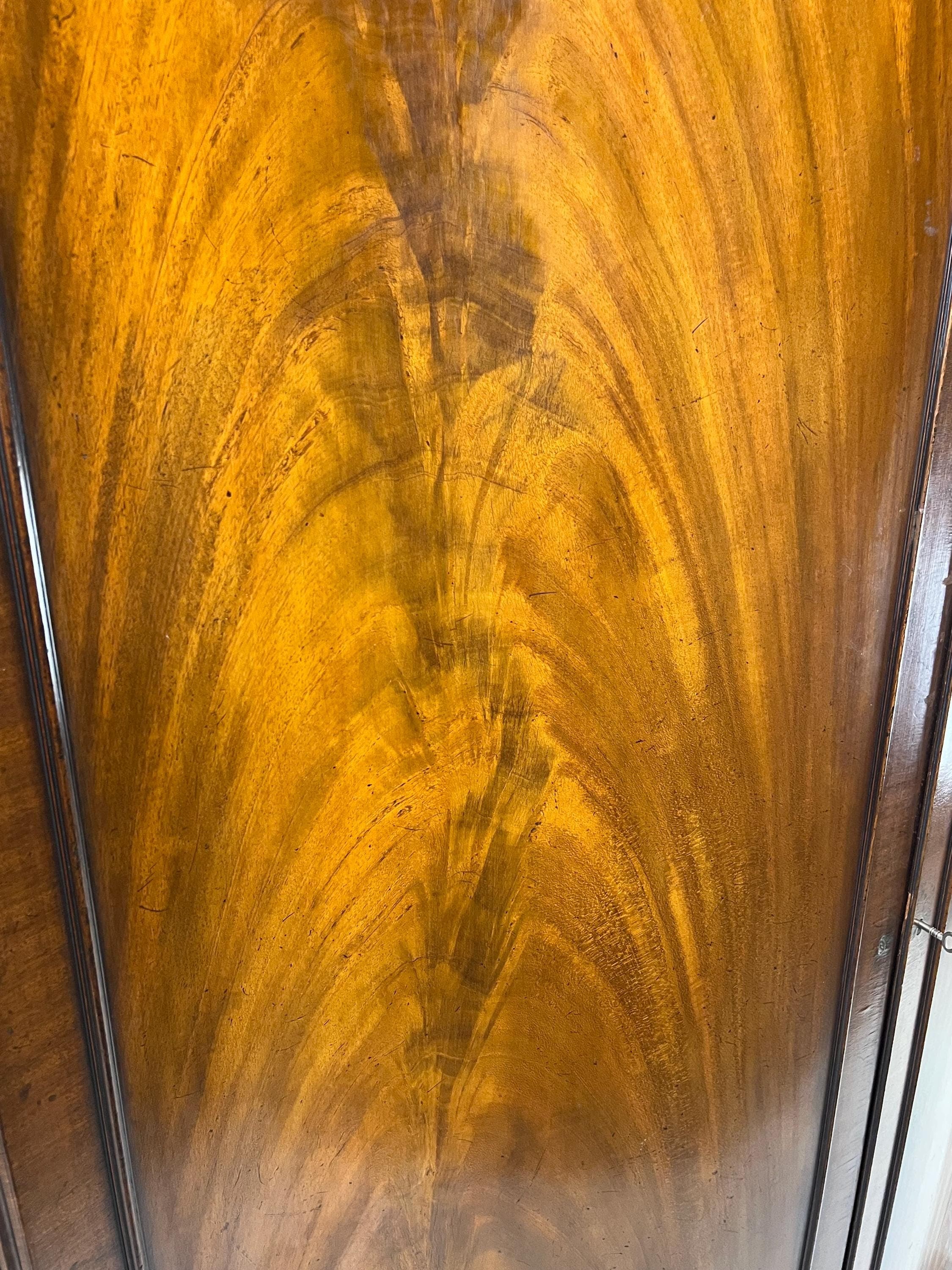Antique George III Style Flame Mahogany Serpentine Wardrobe - Thumbnail 6