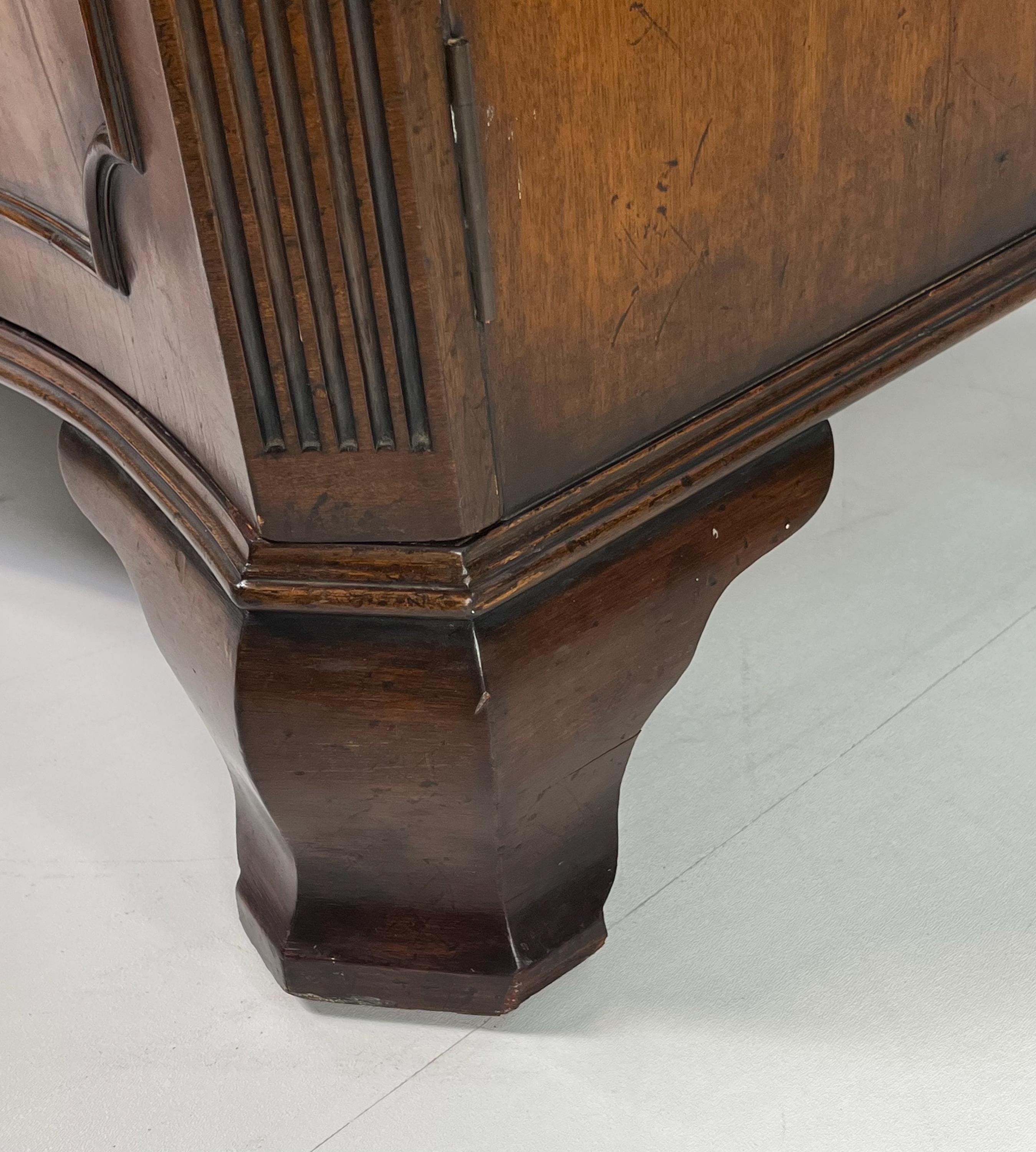 Antique George III Style Flame Mahogany Serpentine Wardrobe - Thumbnail 11