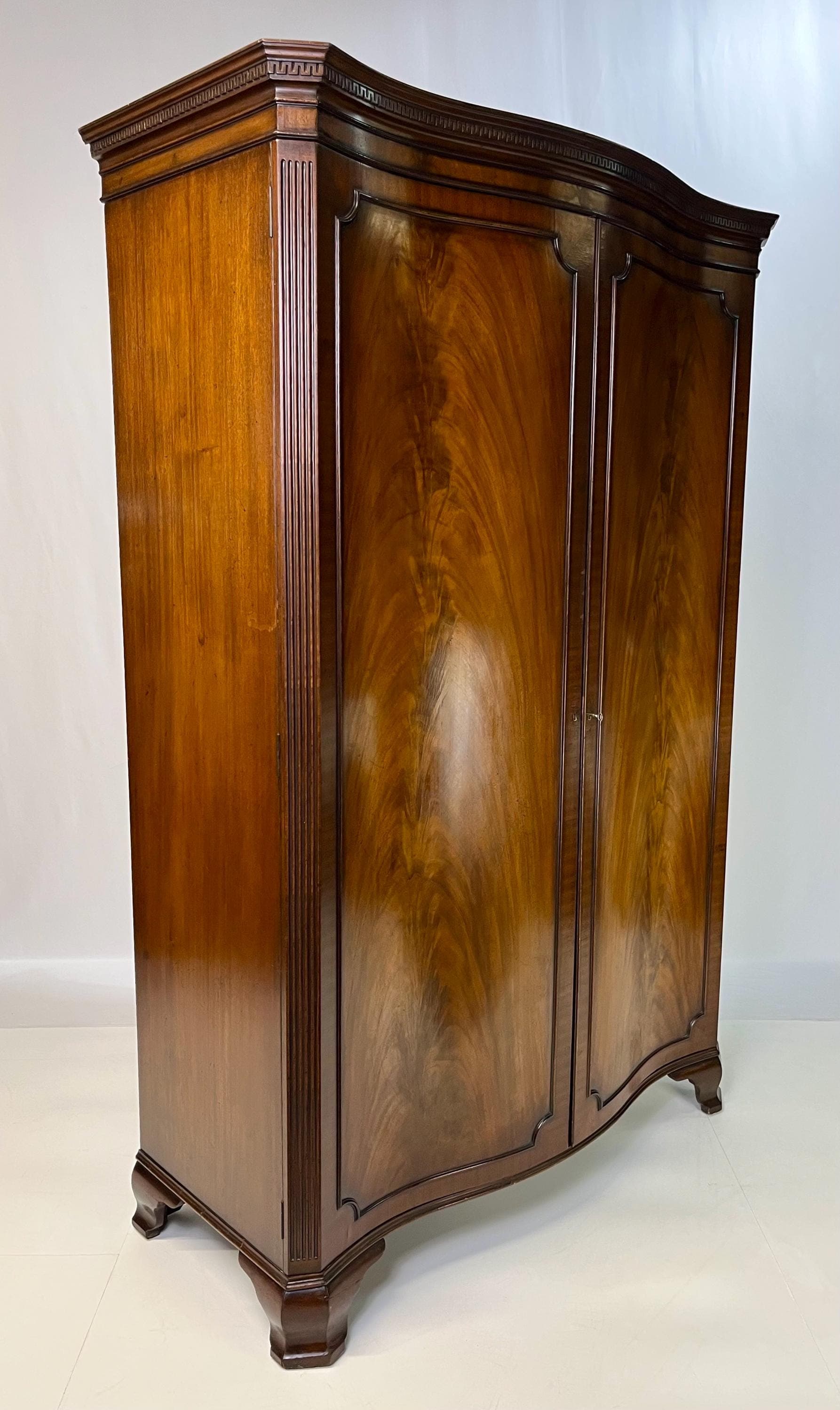 Antique George III Style Flame Mahogany Serpentine Wardrobe - Thumbnail 4