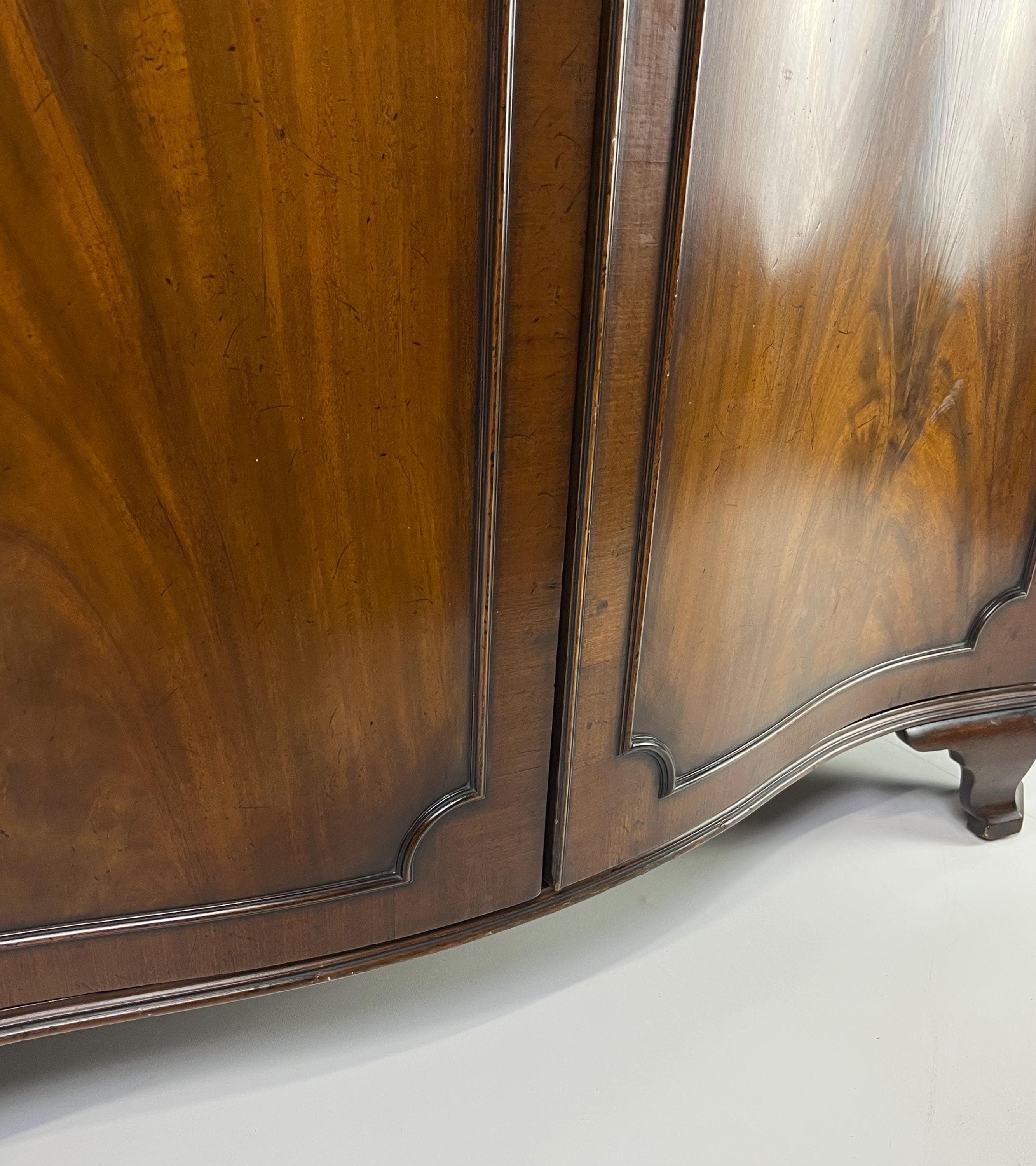 Antique George III Style Flame Mahogany Serpentine Wardrobe - Thumbnail 12