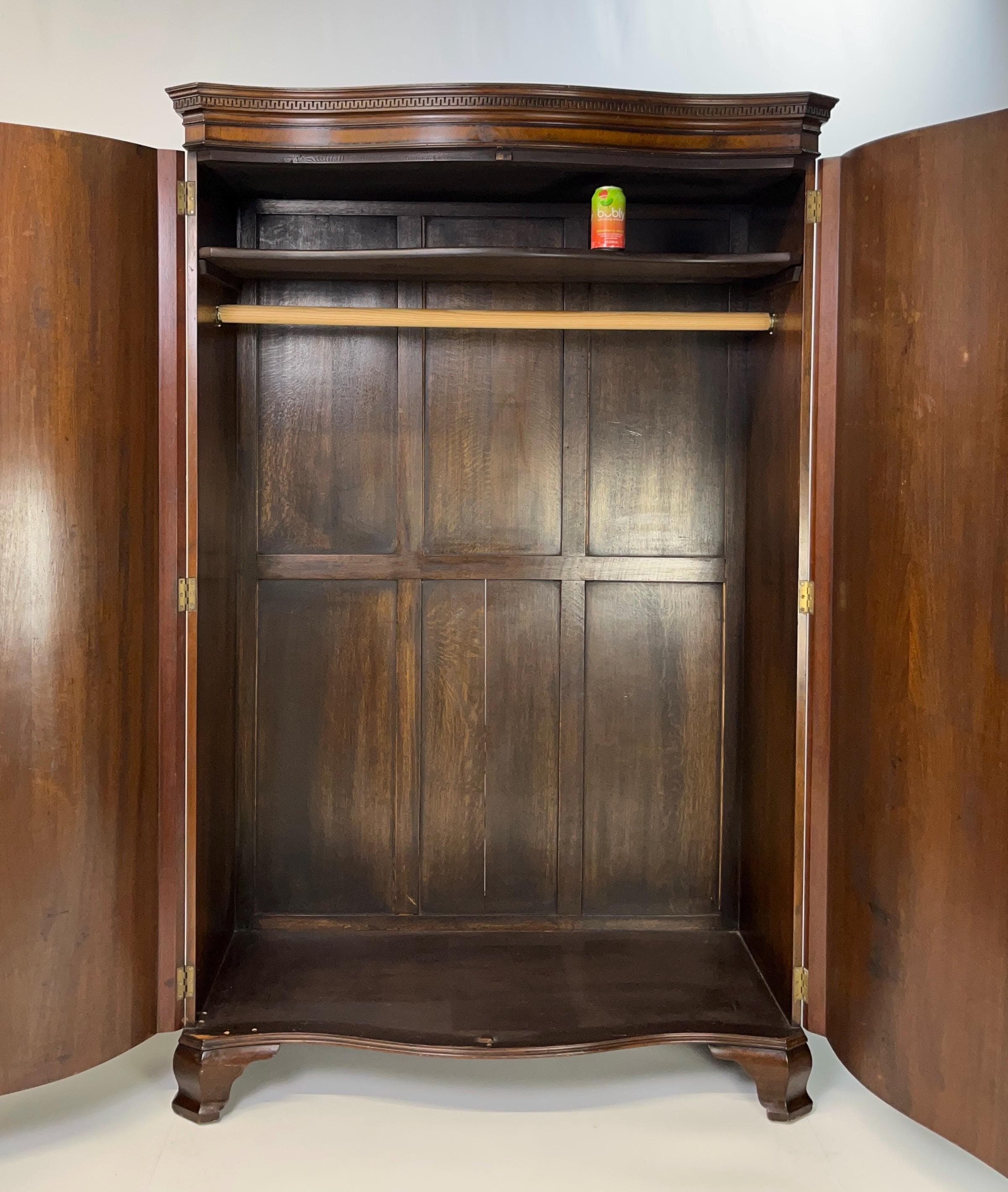 Antique George III Style Flame Mahogany Serpentine Wardrobe - Thumbnail 14