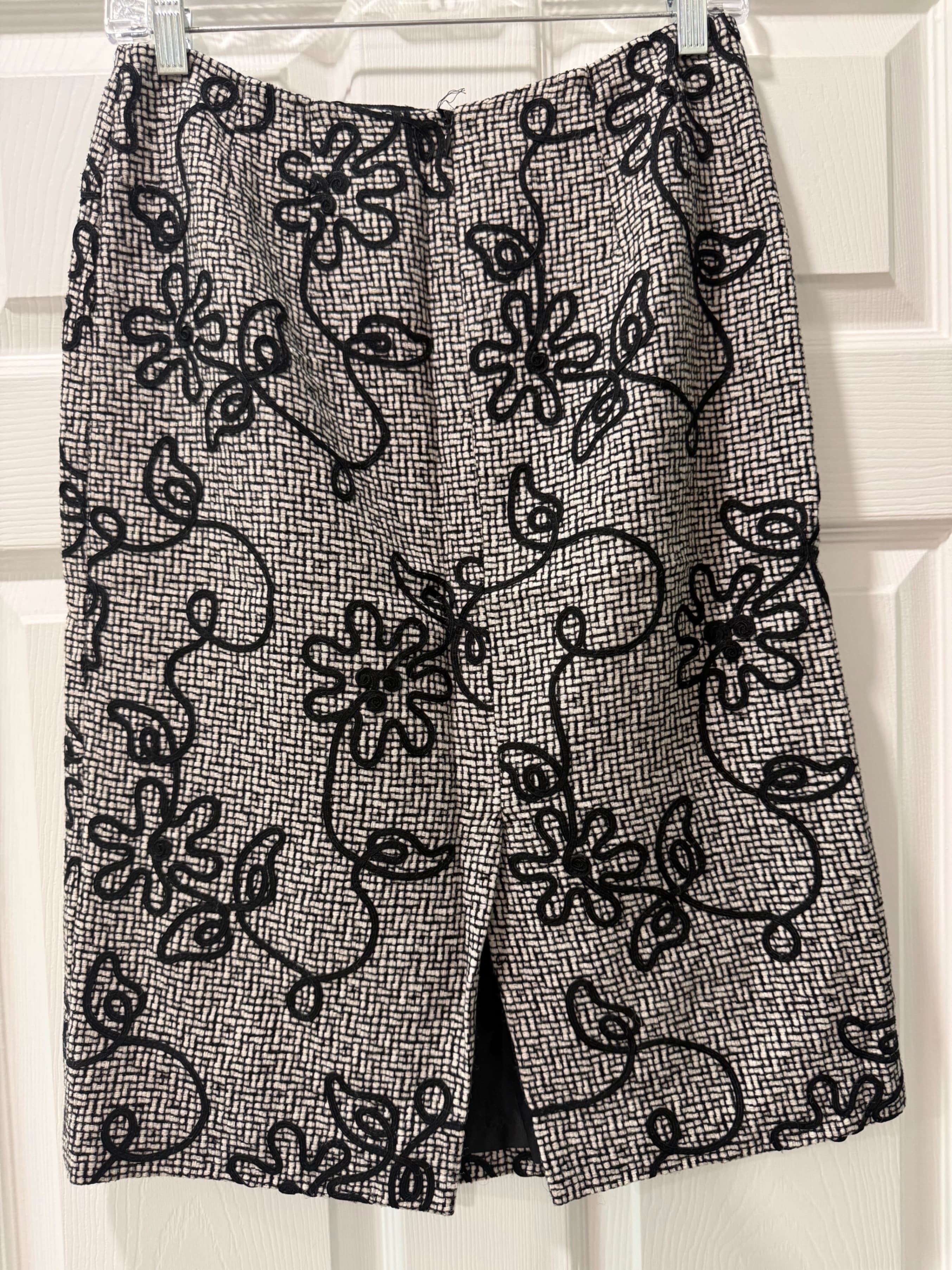 Floral Black and White Skirt with Embroidered Design - Thumbnail 4