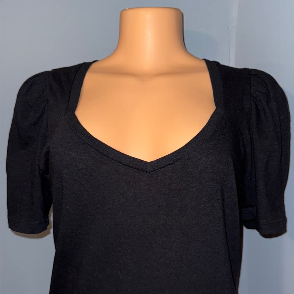 Evereve Sundry Black Puff Sleeve Top – Chic and Versatile, Size 0 - Thumbnail 2