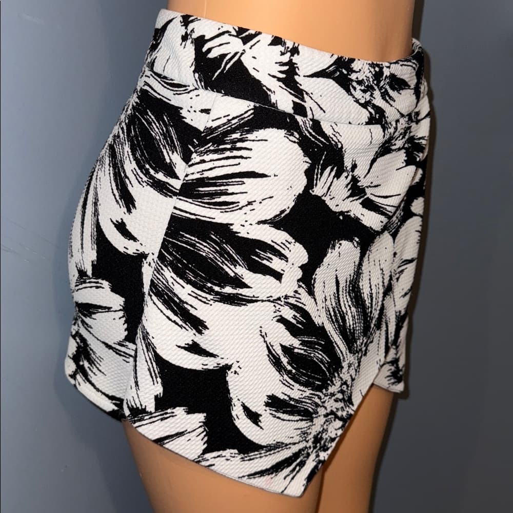 Black and white skort - Thumbnail 2
