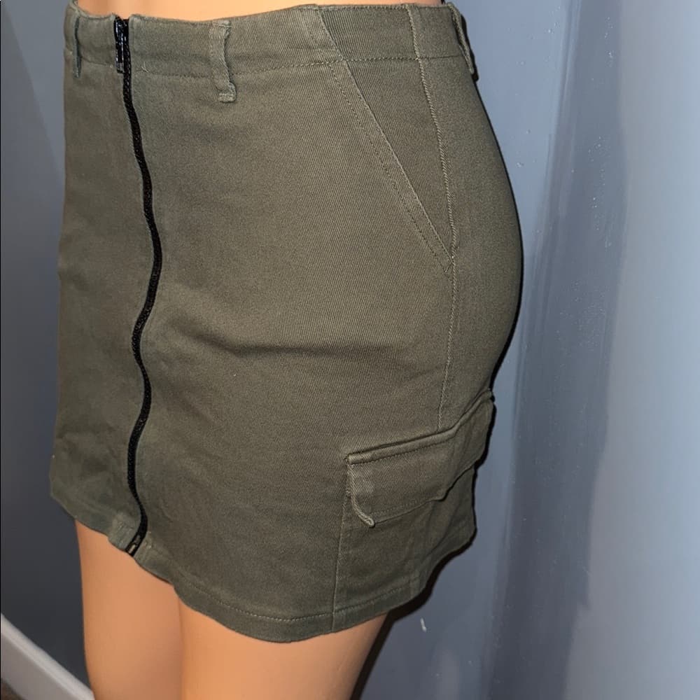 Rue 21 Olive Green Cargo Mini Skirt – Size Medium - Thumbnail 2