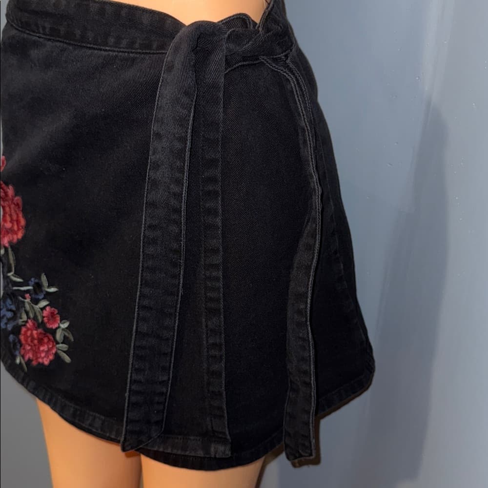 Sadie & Sage Embroidered Denim Wrap Skirt - Size Medium - Thumbnail 2