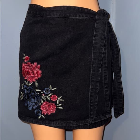 Sadie & Sage Embroidered Denim Wrap Skirt - Size Medium - Thumbnail 9