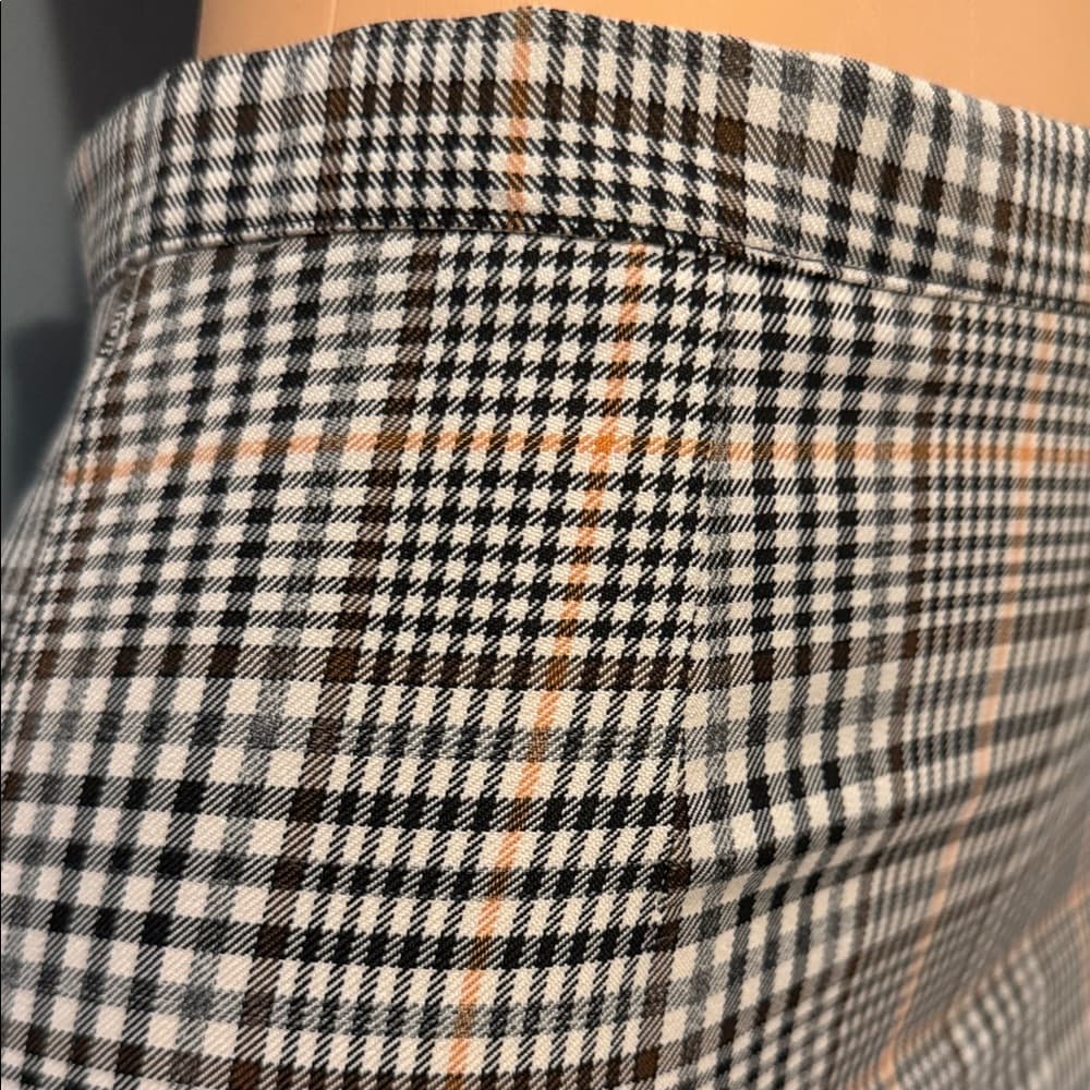 Chic Boohoo Plaid Mini Skirt - Size 6 - Thumbnail 2