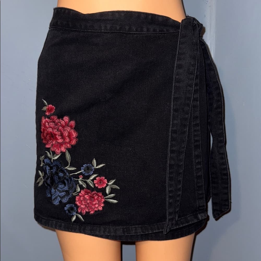 Sadie & Sage Embroidered Denim Wrap Skirt - Size Medium - Thumbnail 8