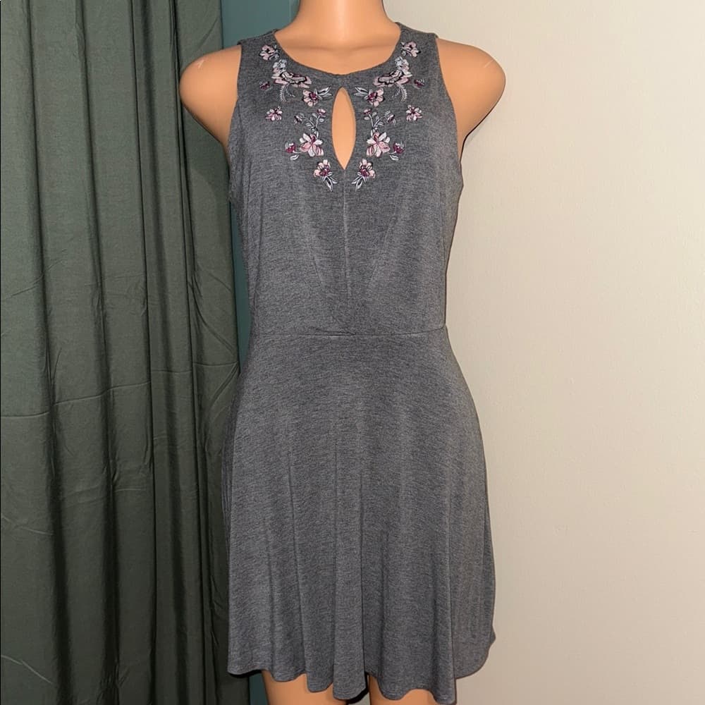 Candie's Gray Mini Dress with Floral Detail - Thumbnail 4