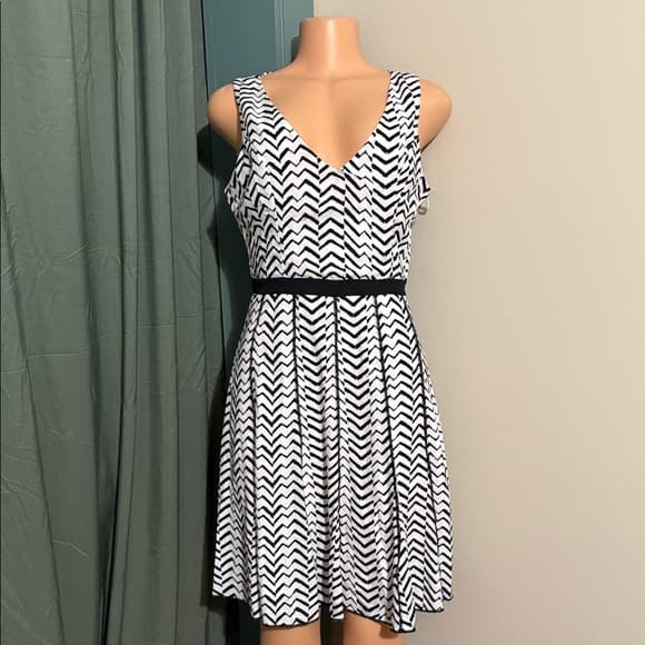 Chic Black and White Chevron Mini Dress - Thumbnail 5