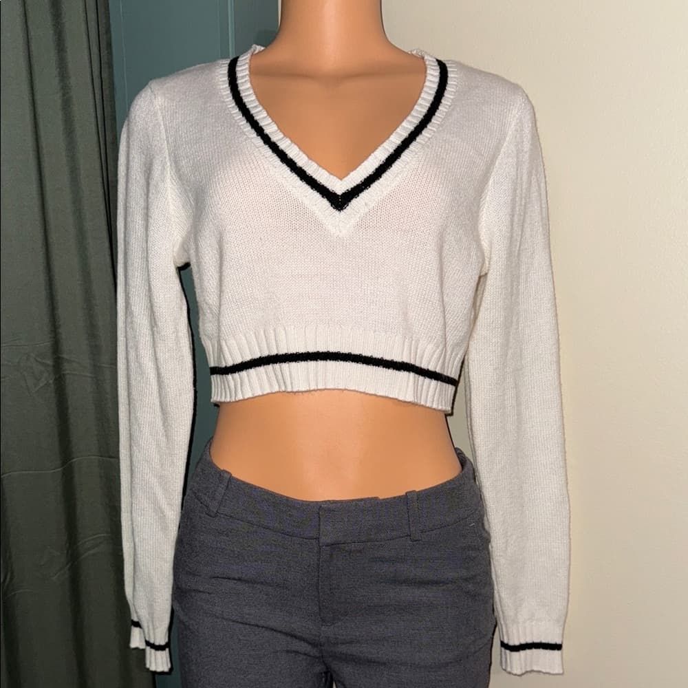 Divided White Cropped Sweater with Black Accents - Thumbnail 2