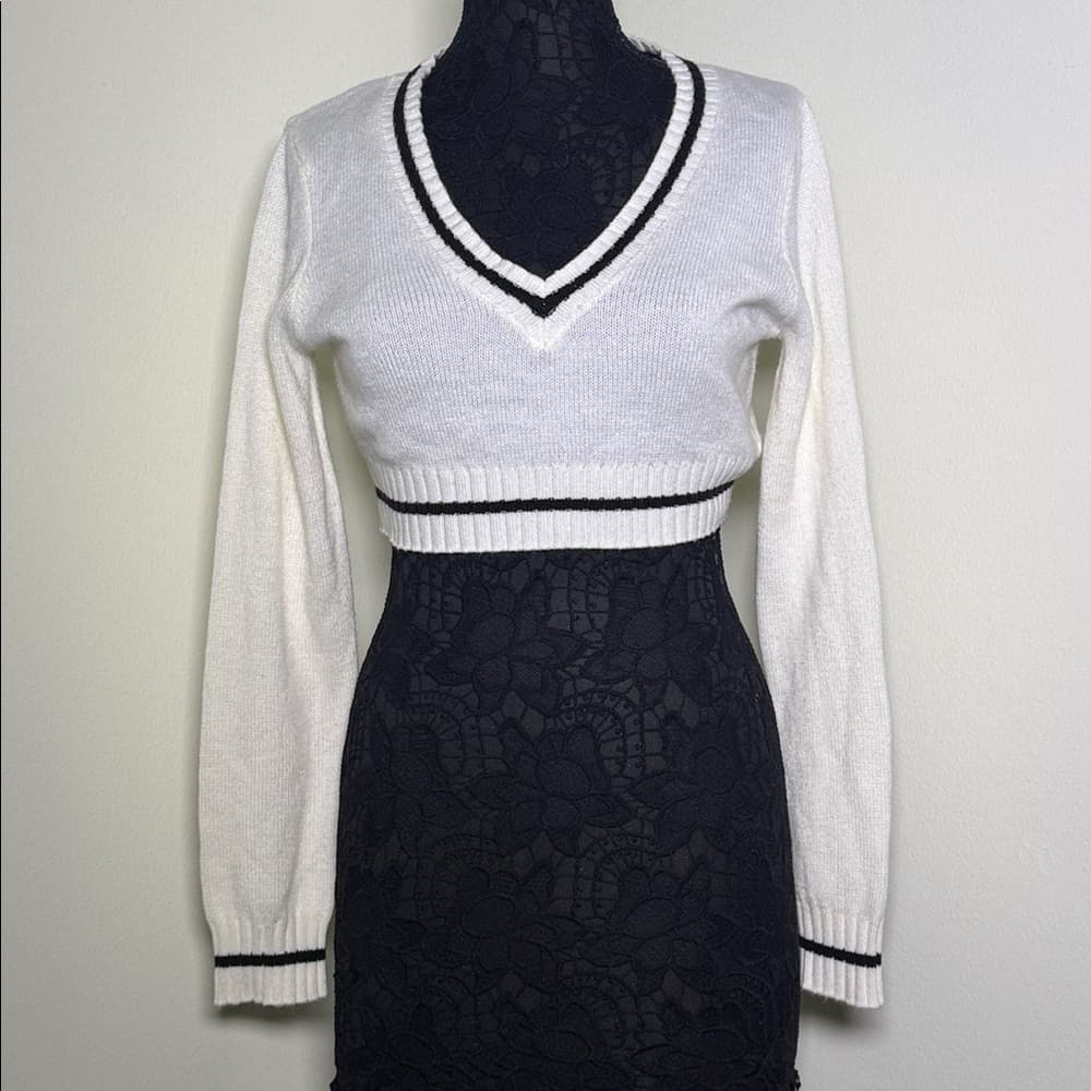 Divided White Cropped Sweater with Black Accents - Thumbnail 5