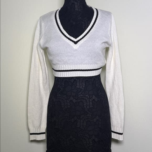Divided White Cropped Sweater with Black Accents - Thumbnail 6