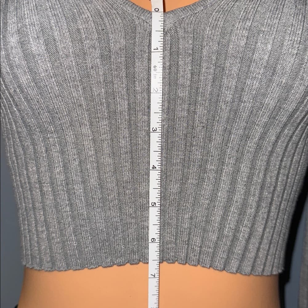Hera Collection Gray Ribbed V-Neck Crop Top - Size Small - Thumbnail 5