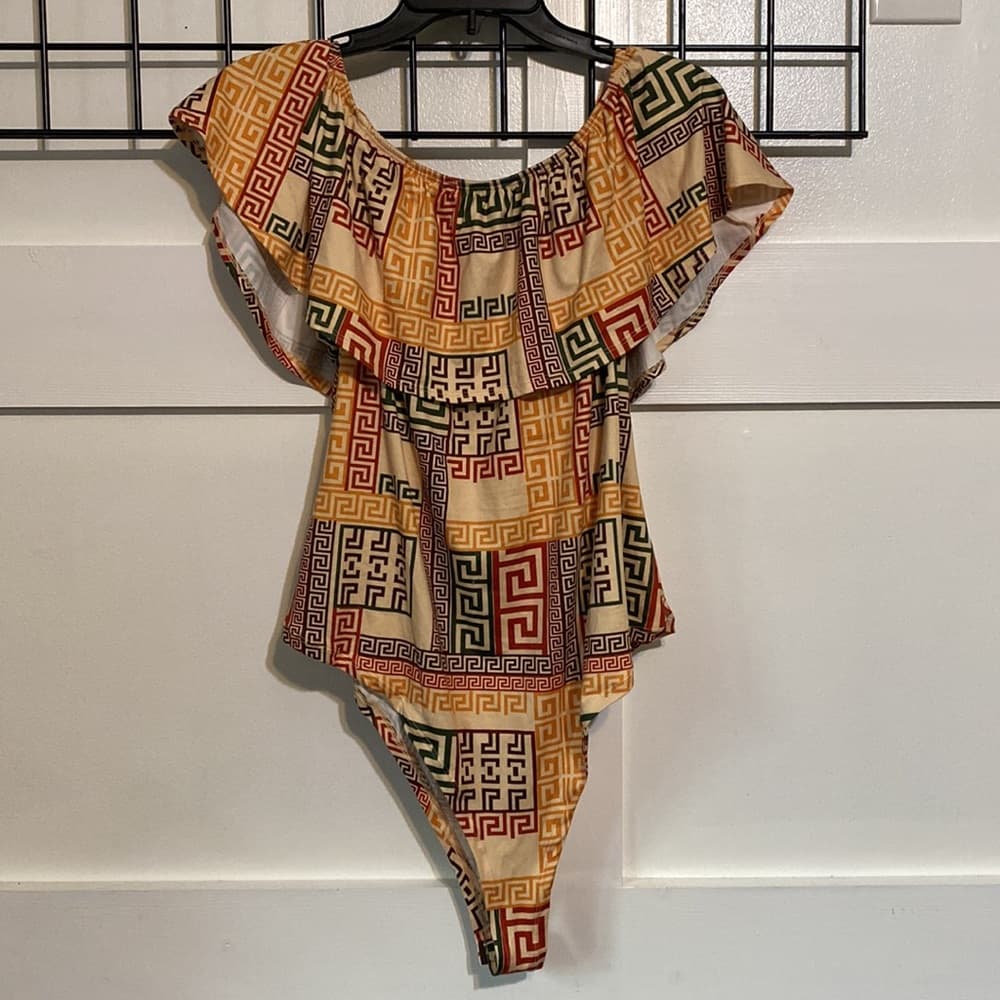 Very cute bodysuit with ruffled shoulders - Thumbnail 4