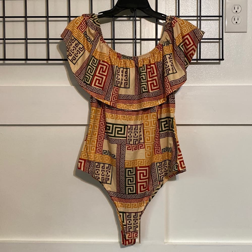 Very cute bodysuit with ruffled shoulders - Thumbnail 5
