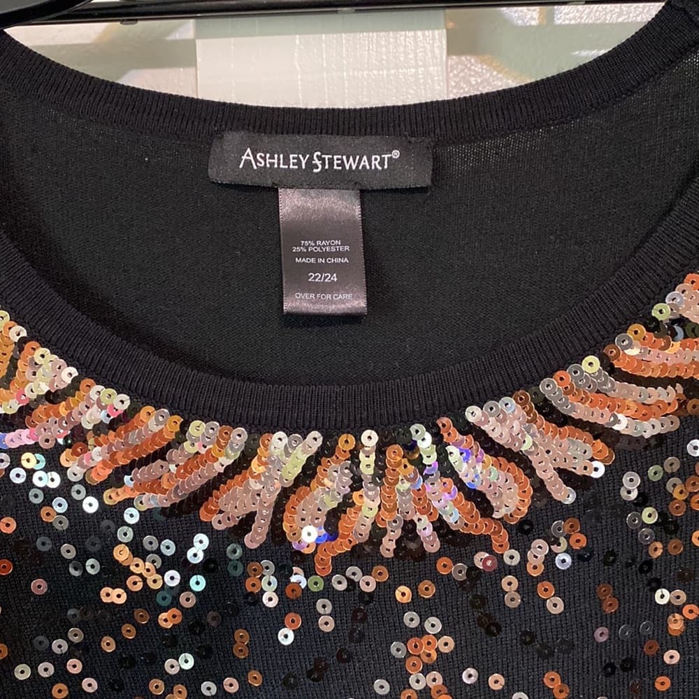 Black sweater with sequins embellishments - Thumbnail 4
