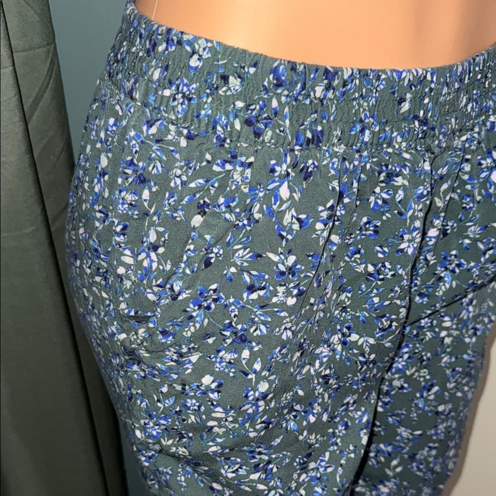 Jessica Simpson Navy Floral Capris - Thumbnail 2