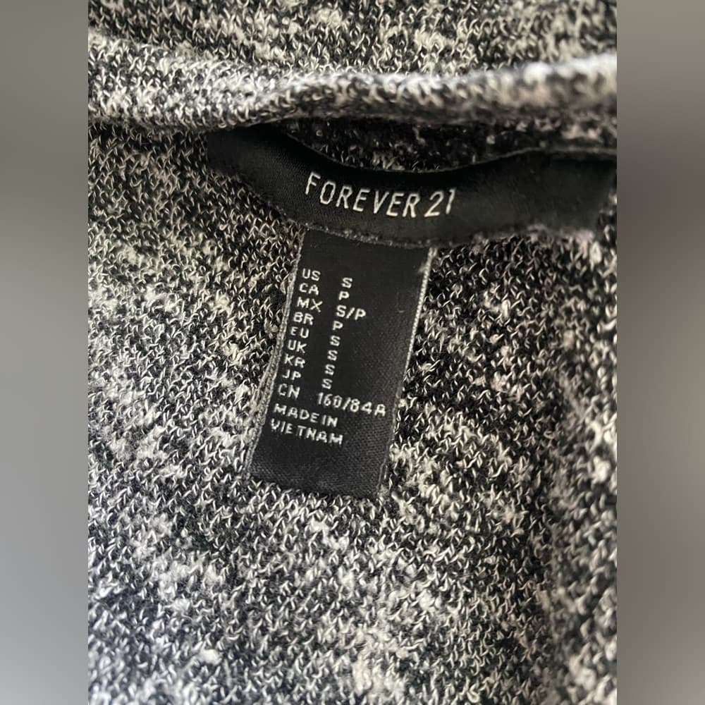Forever 21 Gray Textured Long Sleeve Crop Top - Size Small - Thumbnail 2