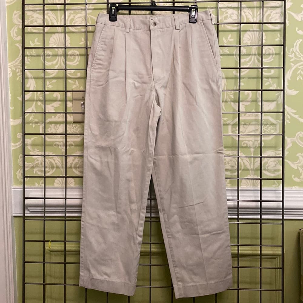 32 x 32 Roundtree & York pleated khaki pants - Thumbnail 3