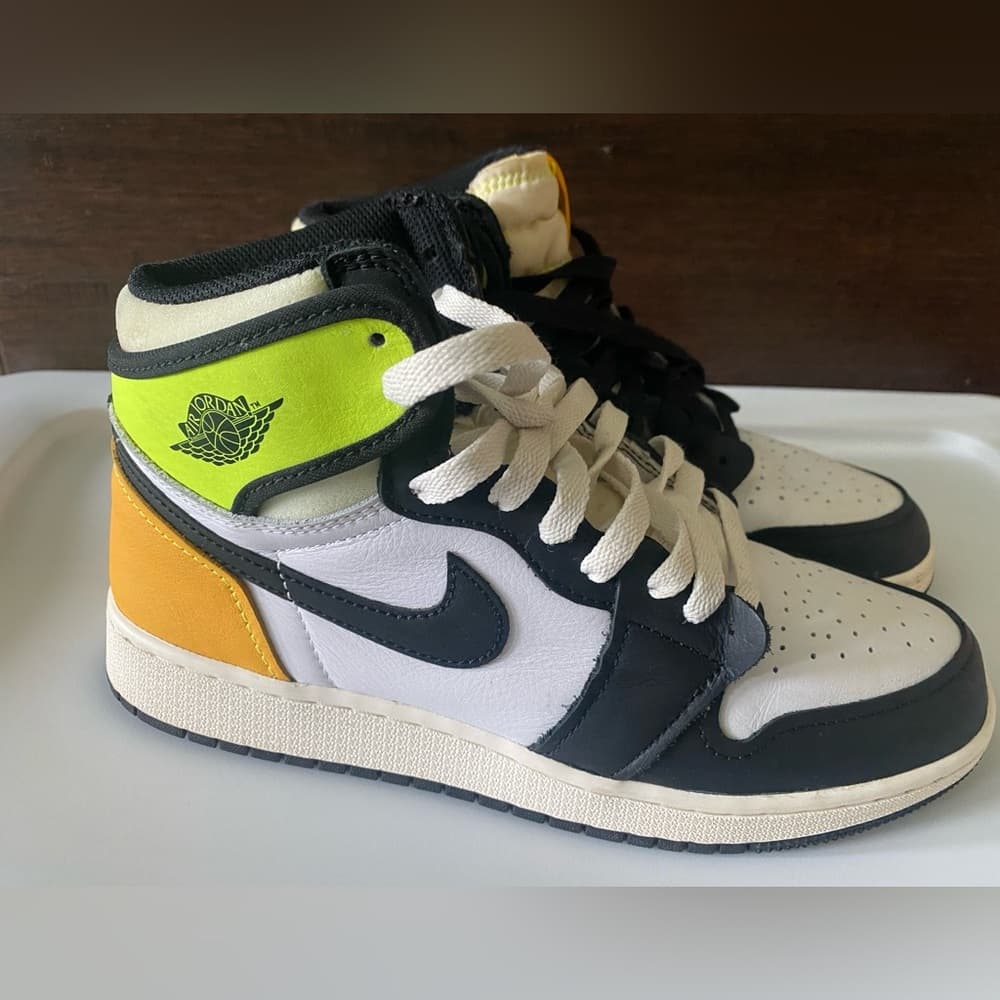 Nike Air Jordan 1 Retro High Big Kids OG Volt Gold Sneakers* - Thumbnail 8