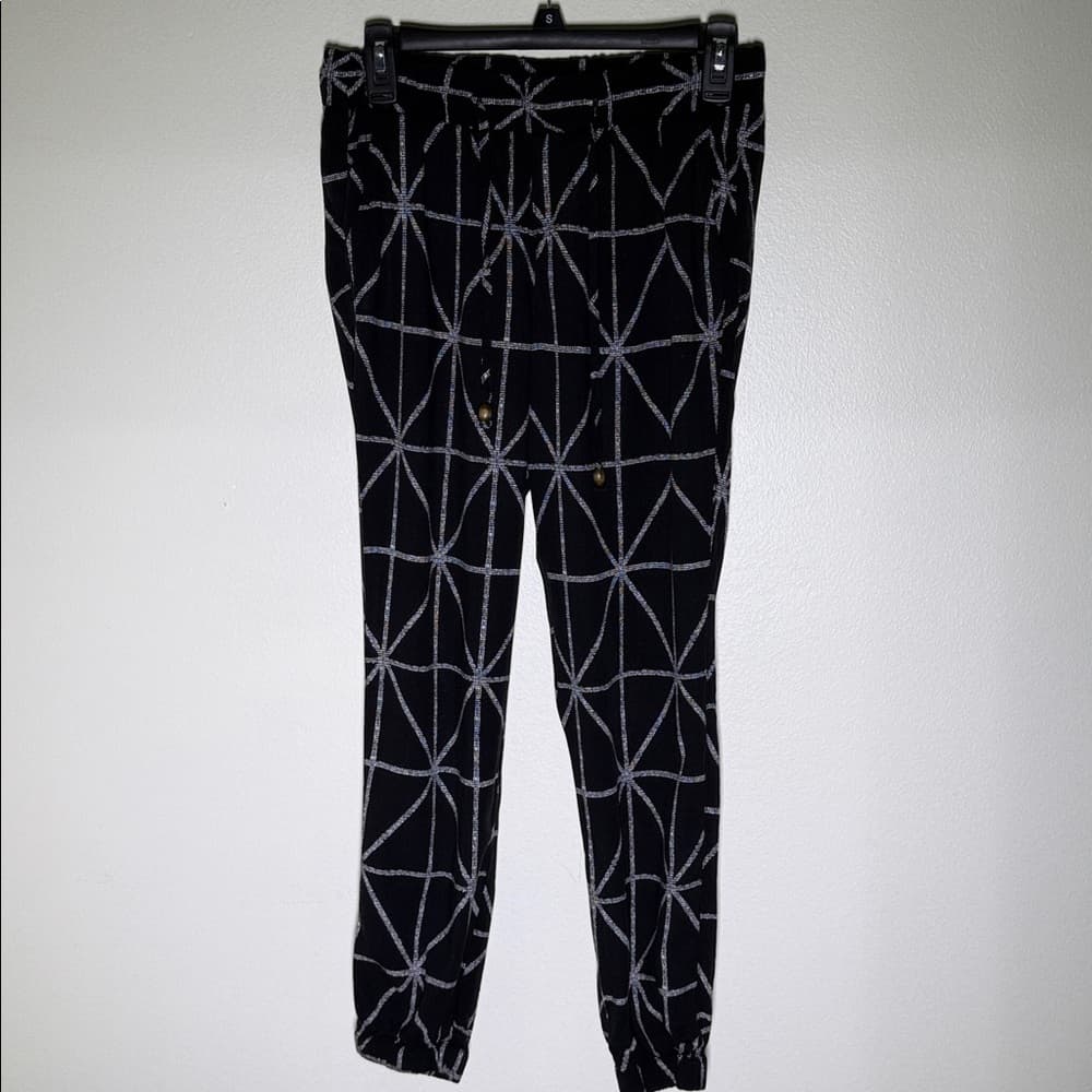 Old Navy lightweight drawstring lounge pants with elastic ankles and pockets - Thumbnail 6
