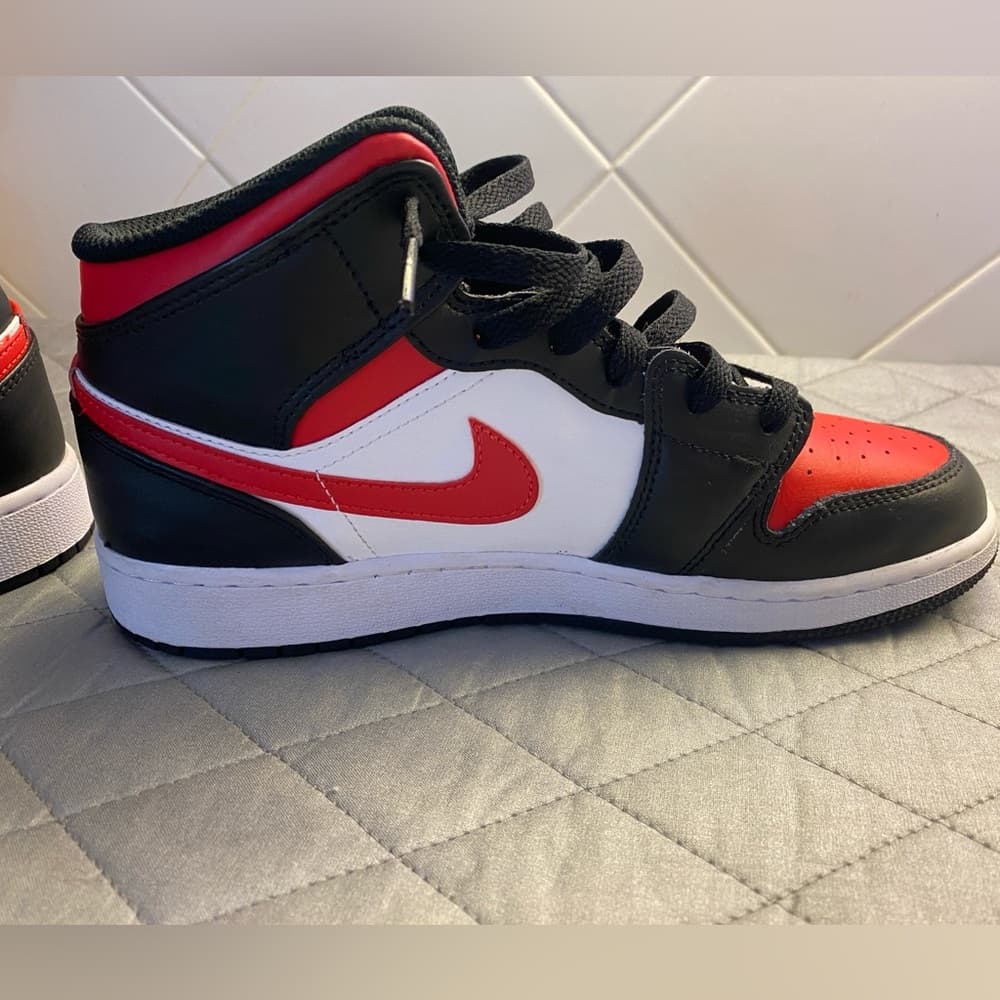 Nike air Jordan 1 Big Kids Black Fire Red sneakers - 7Y* - Thumbnail 2