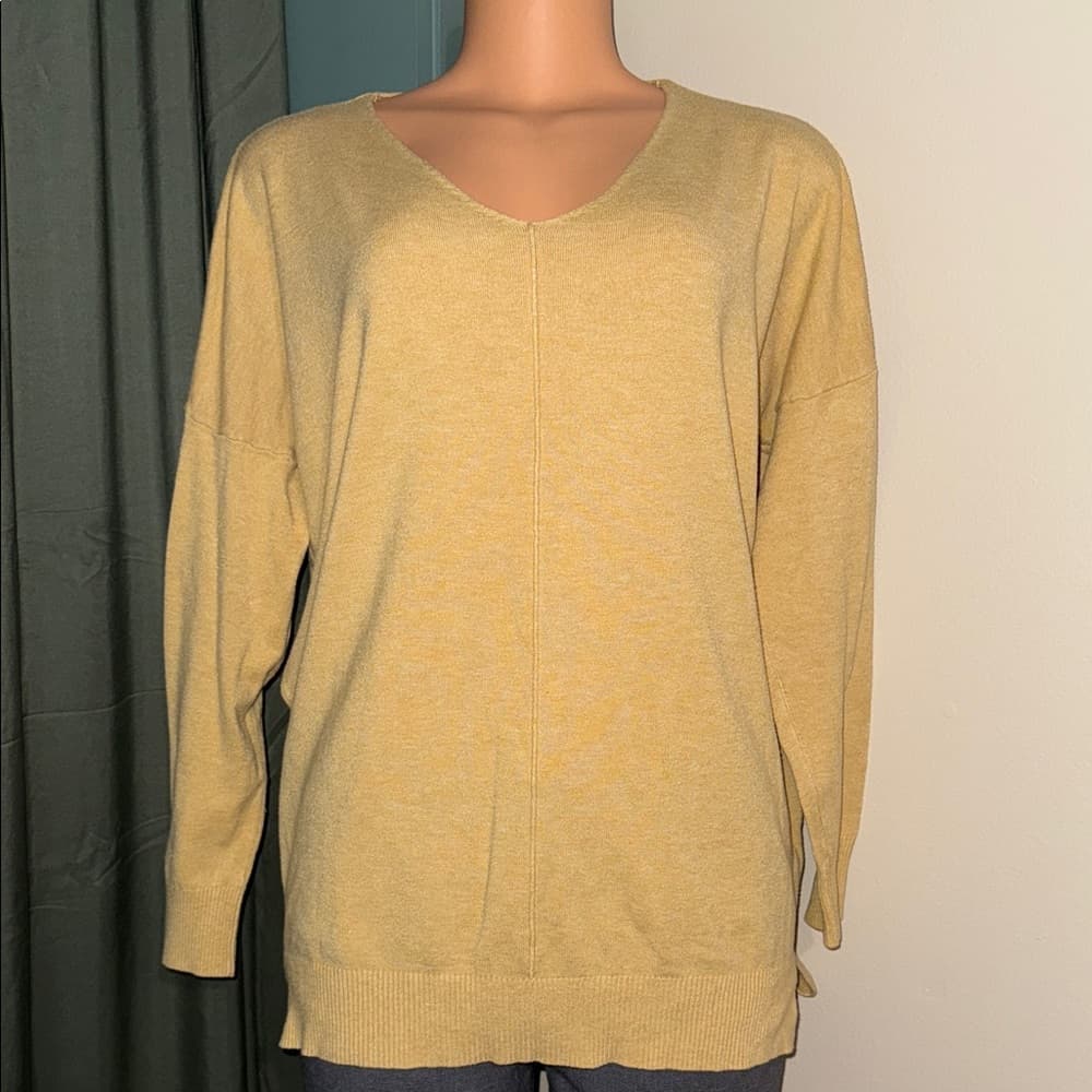 Dreamers V-Neck Sweater in Soft Yellow - Thumbnail 2