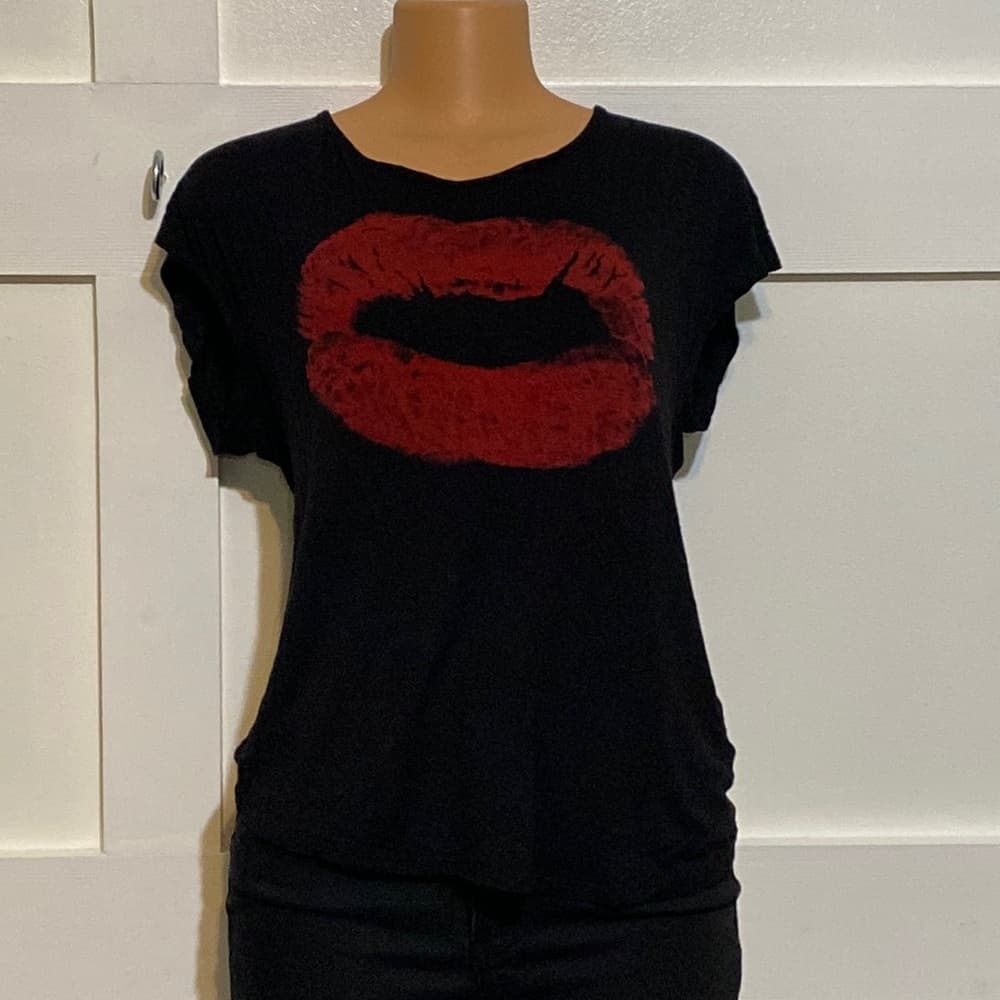 Black red lips cross back shirt - Thumbnail 4