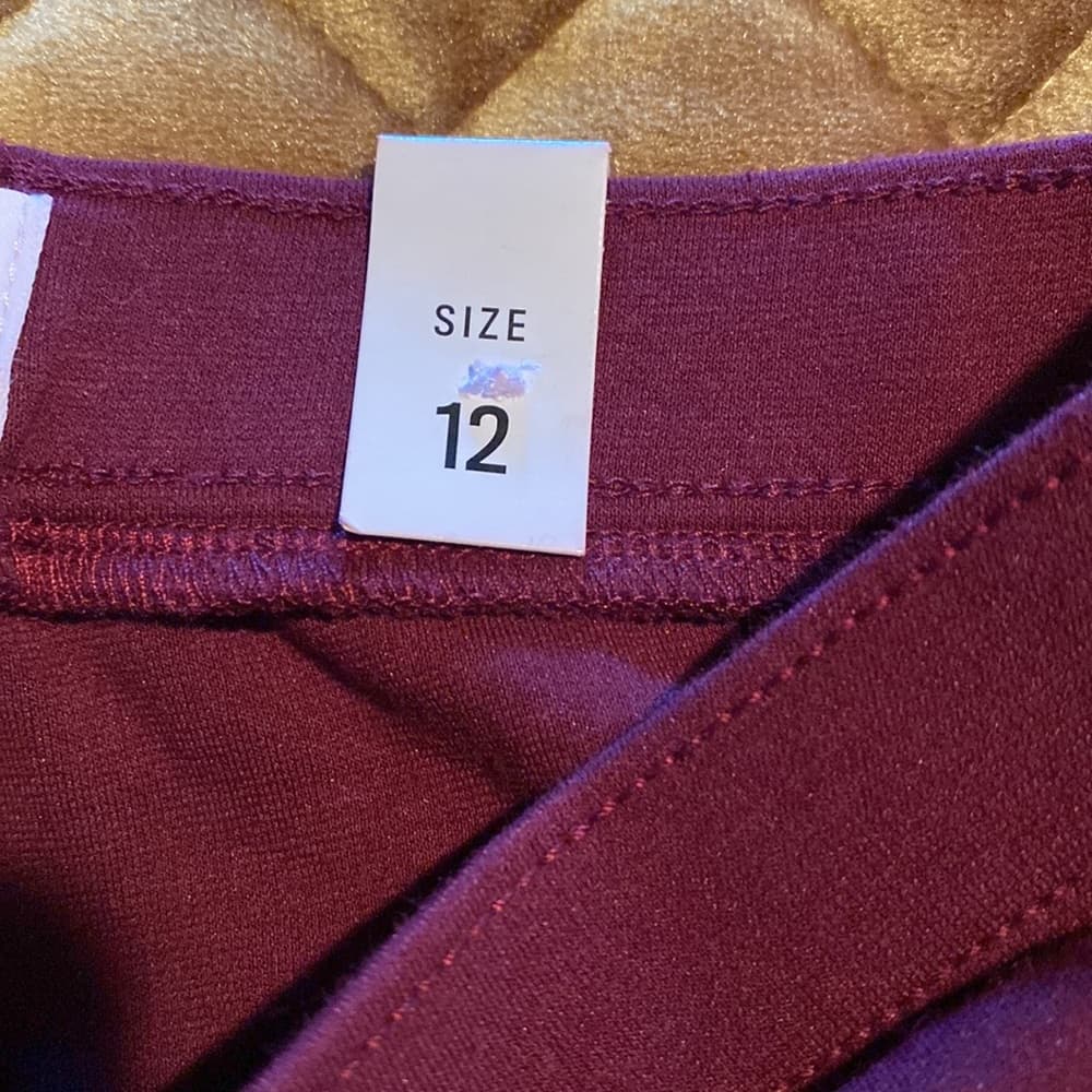 Place burgundy leggings with zipper accents (no pockets) - Thumbnail 4