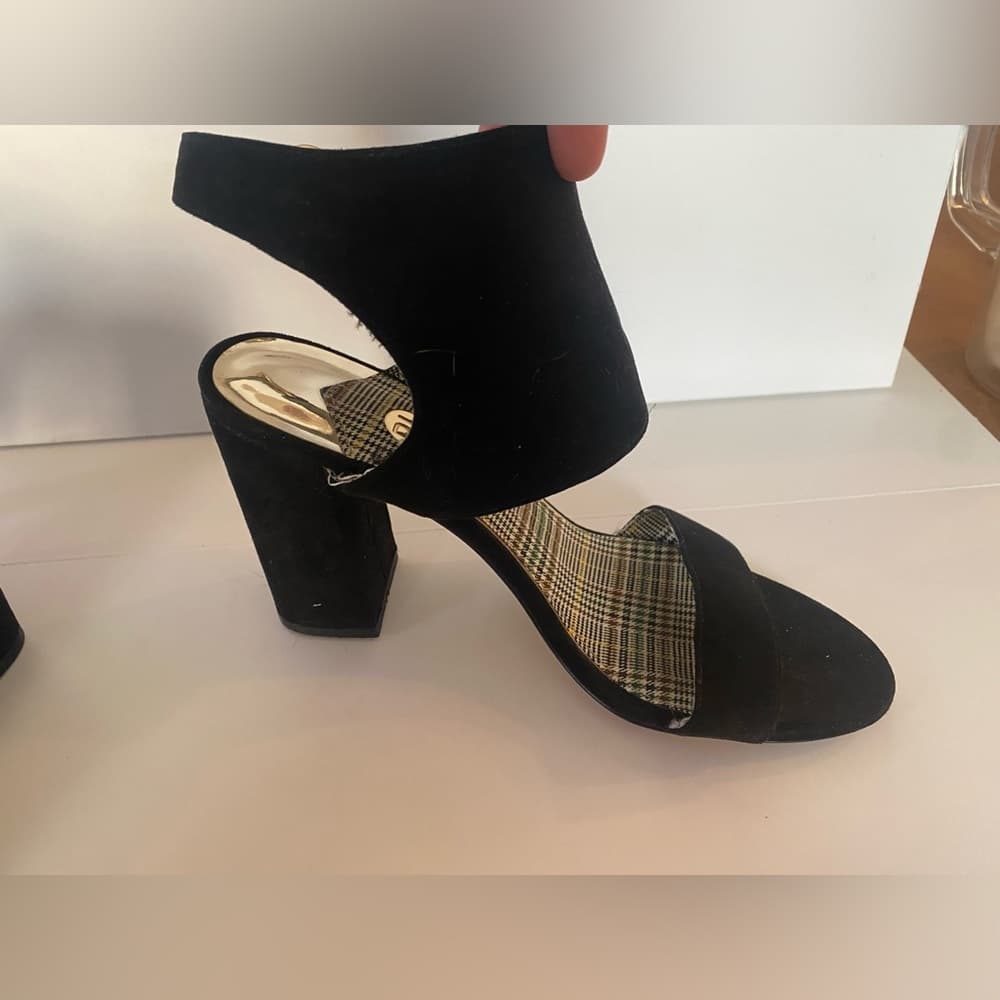 Black Heels - Thumbnail 2
