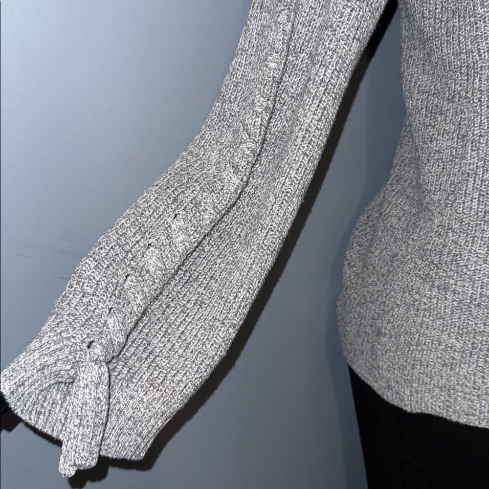 American Eagle Gray V-Neck Sweater - Size XS - Thumbnail 3