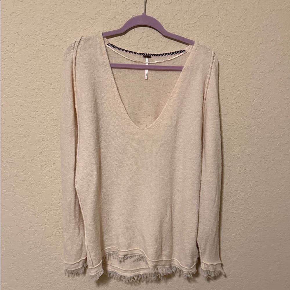 Free People Cream V-Neck Lightweight Fringe Hem Top boho oversized size m - Thumbnail 3