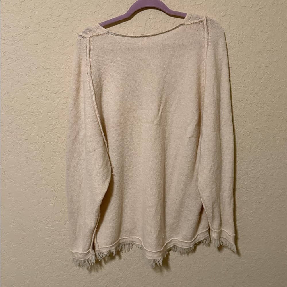 Free People Cream V-Neck Lightweight Fringe Hem Top boho oversized size m - Thumbnail 2