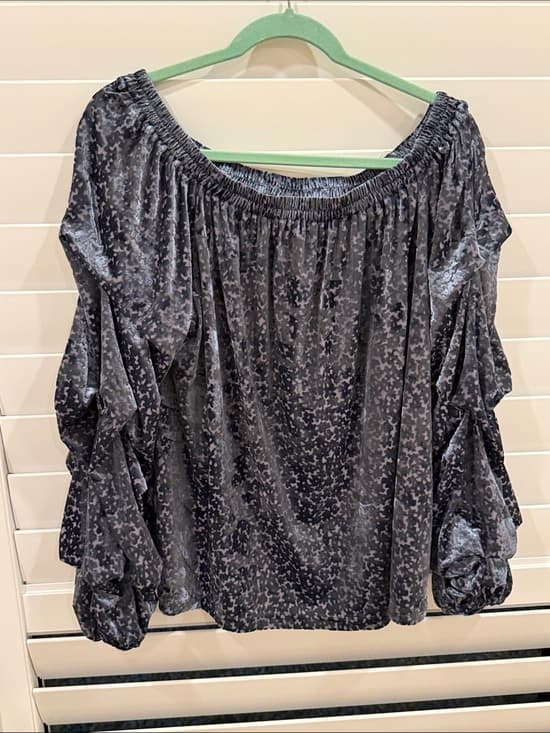 easel Off-Shoulder Velvet Blouse in Charcoal Gray - Thumbnail 4