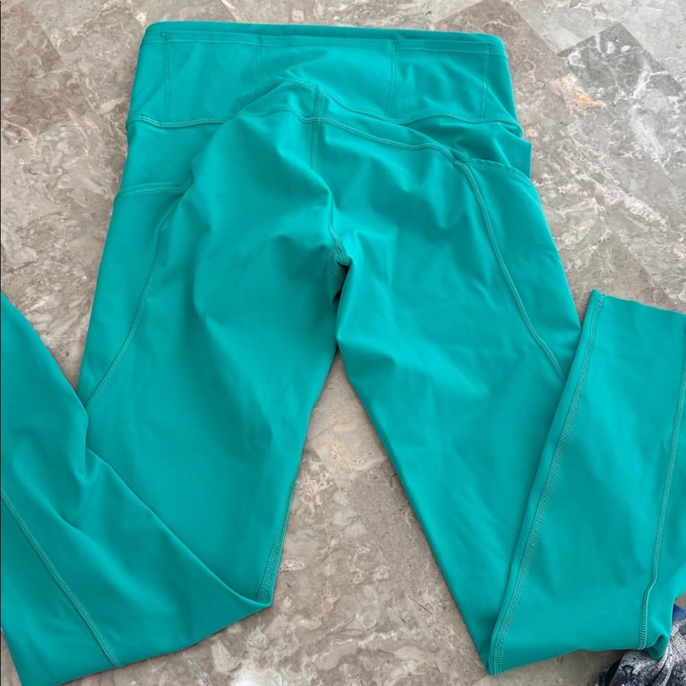 Lululemon Teal Athletic Leggings cropped size 6