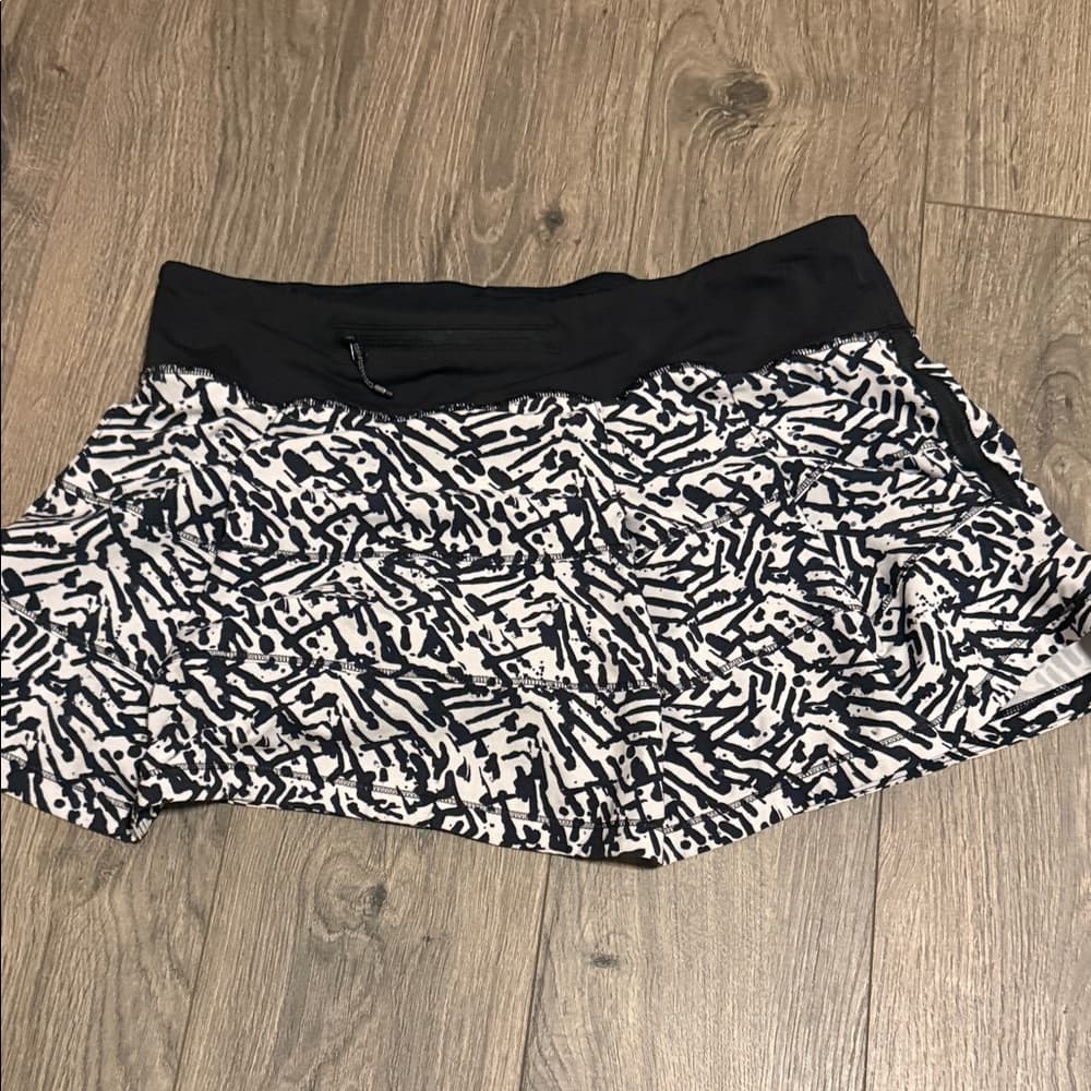 Lululemon Women's Black & White Patterned Active Skort size 8 - Thumbnail 3
