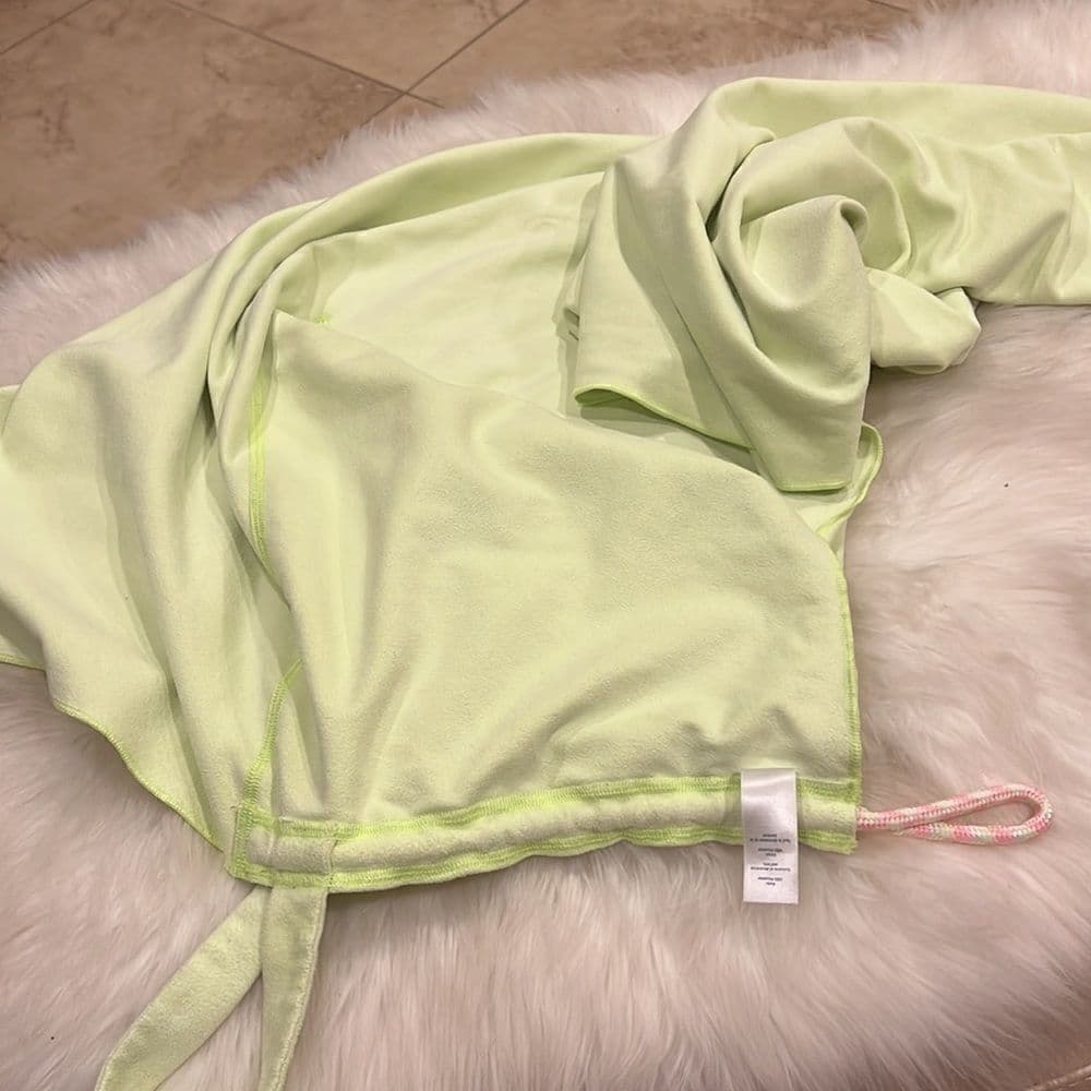 Ivivva Girls Lululemon Athletica line towel in a bag - Thumbnail 3