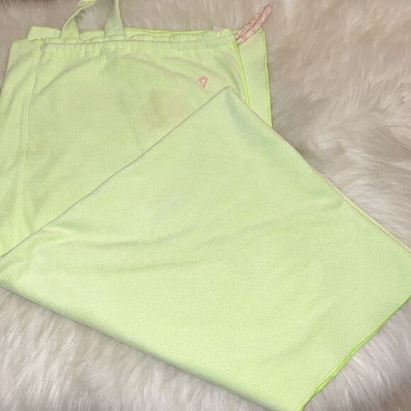 Ivivva Girls Lululemon Athletica line towel in a bag - Thumbnail 5